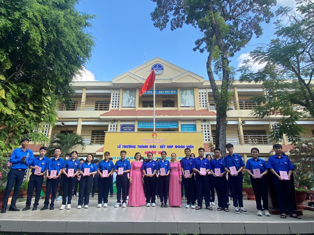 Tổ chức Lễ trưởng thành đội – kết nạp đoàn viên ngày hội tiến bước lên đoàn – công nhận chuyên hiệu rèn luyện đội viên năm học 2023 – 2024 cho học sinh khối 9
