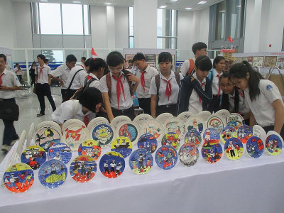 HS tham quan triển lãm“Đất và Người Bình Dương hướng về biển Đảo”