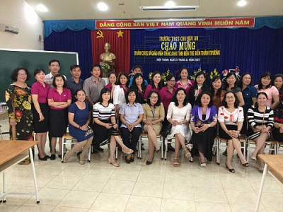 Đoàn CBQL chụp hình lưu niệm
