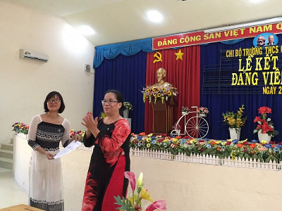 Đ/c Đỗ Thị Như Hoa - trao quyết định kết nạp