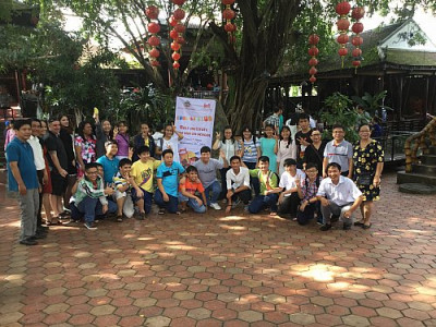 Học sinh và giáo viên chụp hình lưu niệm