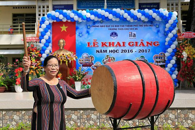 Cô Đỗ Thị Như Hoa - Bí thư chi bộ - Hiệu trưởng nhà trường đánh trống khai trường
