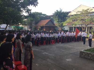 Toàn thể CB, GV, CNV và học sinh nhà trường mặc niệm