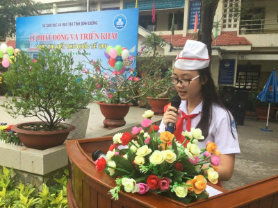 Tú Nhi tham gia dẫn các chương trình của nhà trường.