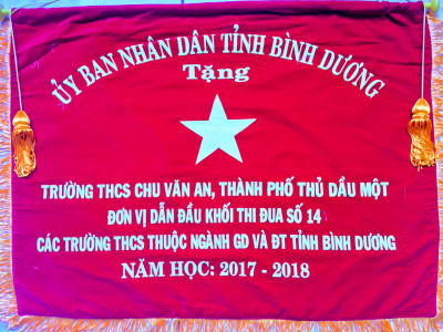 Nhận cờ thi đua dẫn đầu cụm 14 - Các trường THCS của Tỉnh