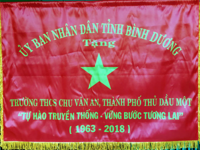 UBND Tỉnh tặng bức trướng " Tự hào truyền thống - Vững bước tương lai " cho trường