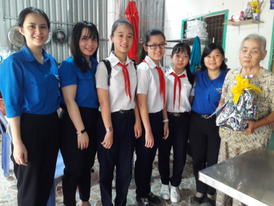 Liên Đội thăm Cụ Tiêu Thị Huệ là mẹ của liệt sĩ thời kỳ chống Pháp