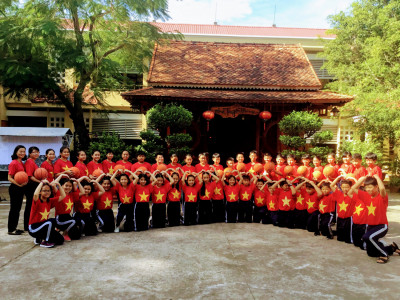 Chúng em cổ vũ đội tuyển bóng đá Việt Nam