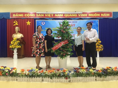 Lưu luyến chia tay Nhà giáo ưu tú Đỗ Thị Như Hoa - Hiệu trưởng nhà trường!
