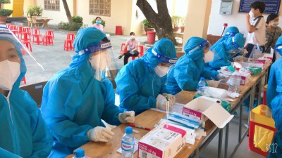 Trường THCS Chu Văn An, thành phố Thủ Dầu Một tổ chức xét nghiệm, tầm soát Covid-19 (test nhanh) cho giáo viên và học sinh khối lớp 7 và 8 chuẩn bị trở lại trường học tập trong trạng thái bình thường mới
