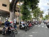 Phụ huynh để xe ngay ngắn đợi rước học sinh tan học