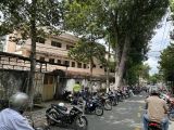 Phụ huynh để xe ngay ngắn đợi rước học sinh tan học