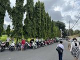 Phụ huynh để xe ngay ngắn đợi rước học sinh tan học