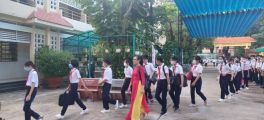 GVCN hướng dẫn học sinh lên nhận phòng học