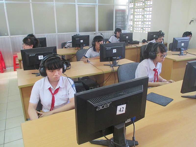HS làm bài thi