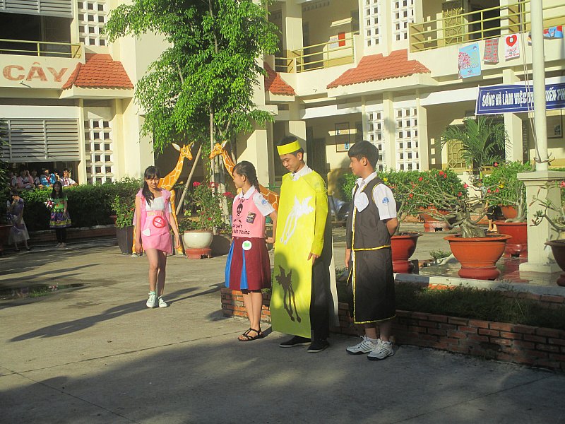 HS diễn thời trang