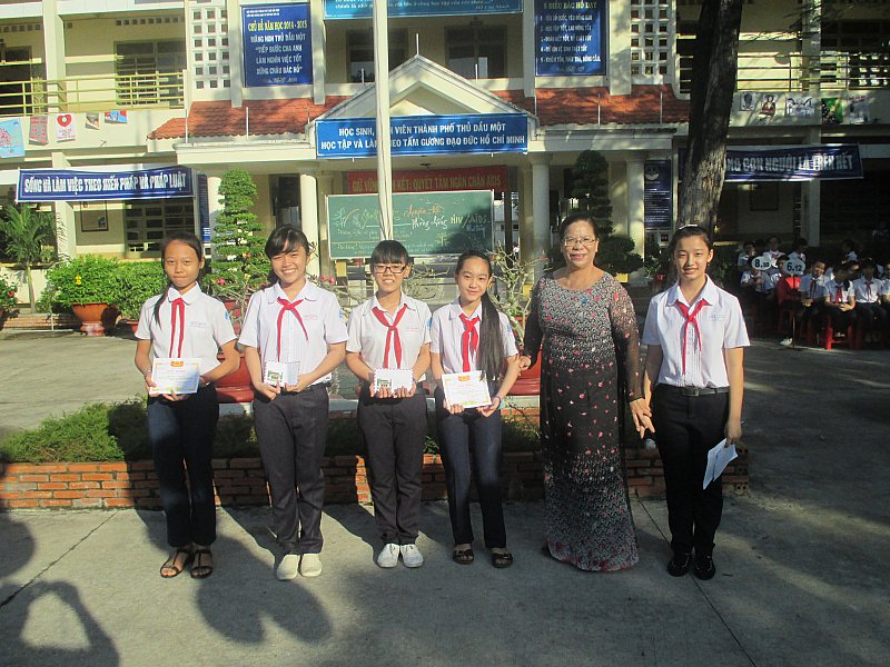 Phát thưởng các lớp tham gia tích cực