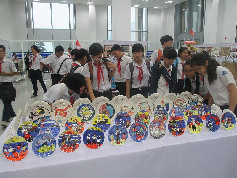 HS tham quan triển lãm“Đất và Người Bình Dương hướng về biển Đảo”