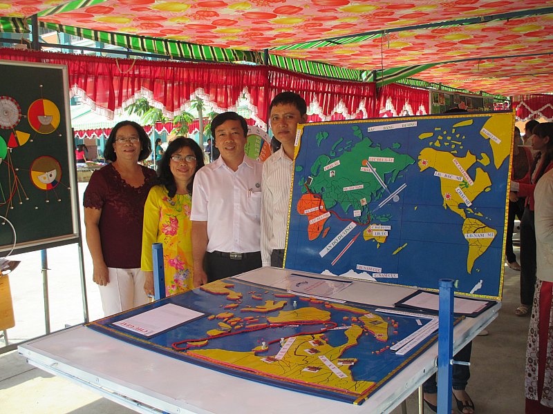 Cô Đỗ Thị Như Hoa hiệu trưởng nhà trường tham dự hội thi