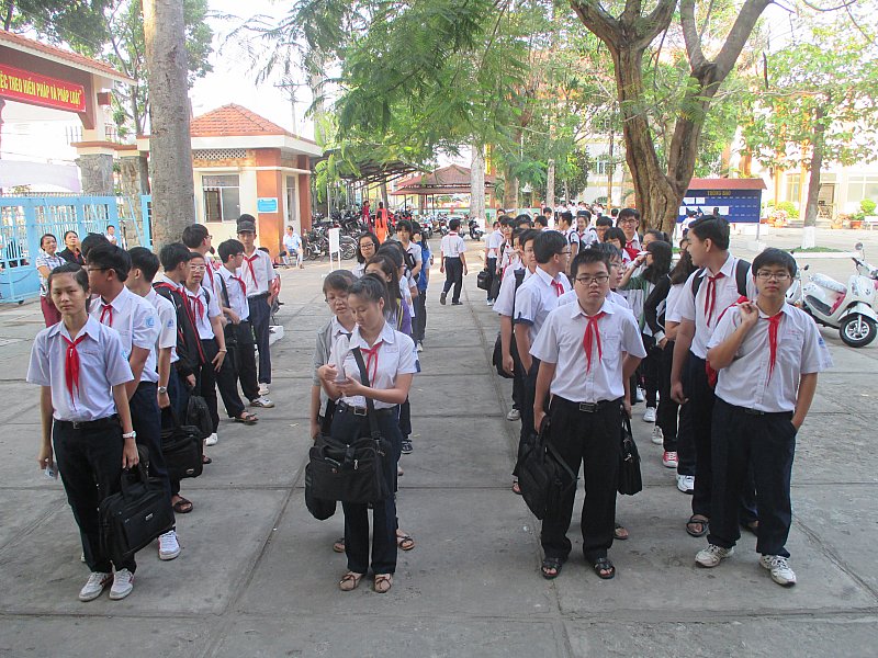 HS trường xếp hàng chuẩn bị vào phòng thi