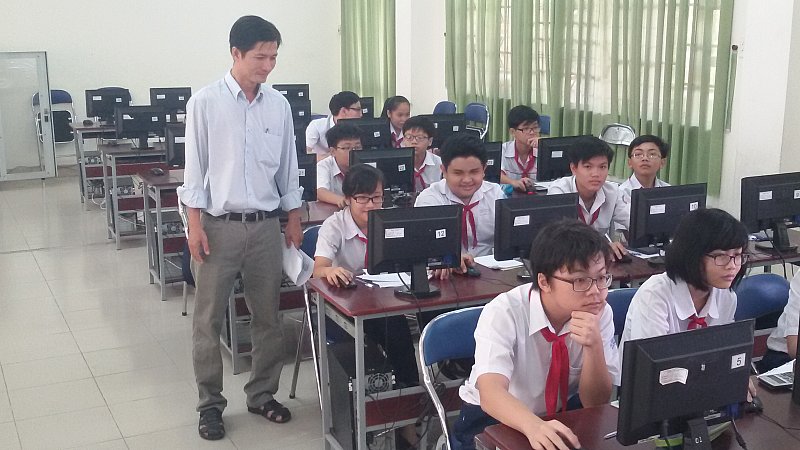 Giám thị coi thi đang kiểm tra ID của thí sinh dự thi.
