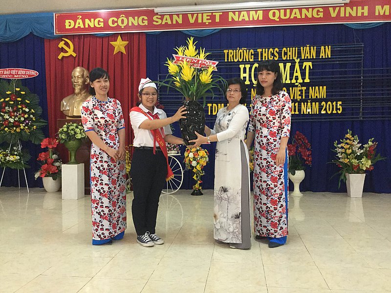 Liên đội tặng hoa chúc mừng ngày 20.11