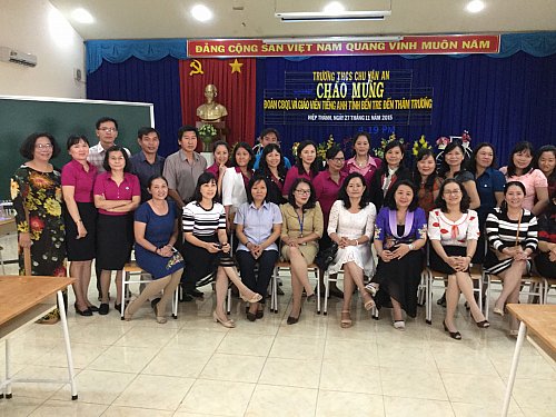 Đoàn CBQL chụp hình lưu niệm