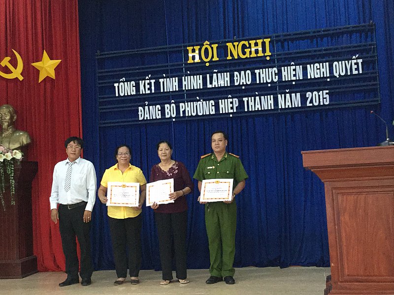 Đ/c Nguyễn Duy - Bí thư Đảng ủy trao bằng khen