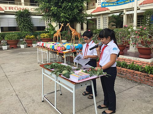 Học sinh đang giới thiệu về cây thuốc nam