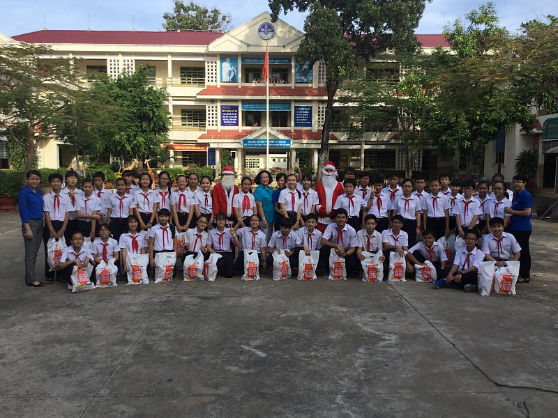 Trường tặng quà cho học sinh nghèo