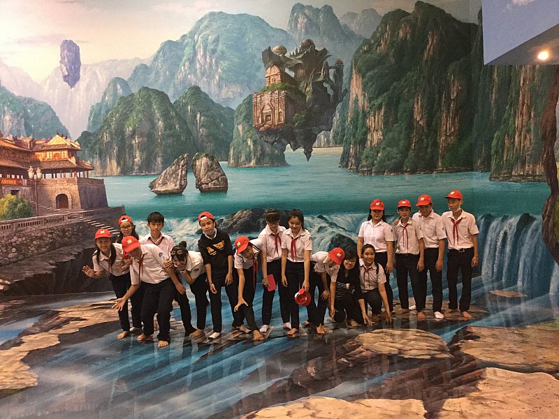 Tham gia hoạt động ngoại khóa Bảo tàng tranh 3D - Đầm Sen