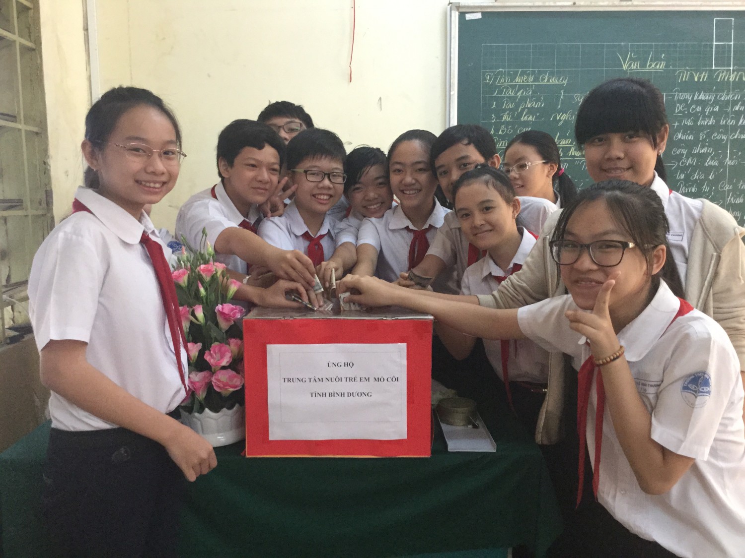 Trường tặng quà tết cho trẻ em mồ côi