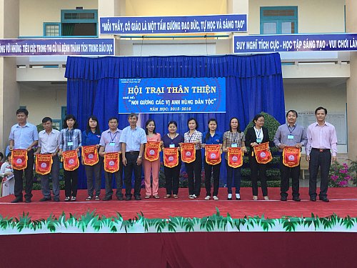 Đại diện các trường THCS nhận cờ lưu niệm