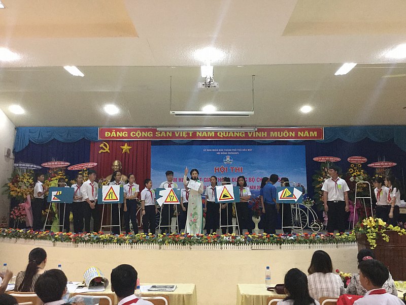 Tham gia hội thi "Tìm hiểu Luật giao thông đường bộ"