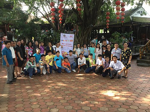 Học sinh và giáo viên chụp hình lưu niệm