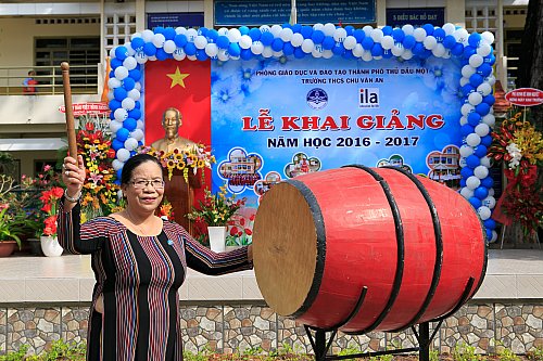 Cô Đỗ Thị Như Hoa - Bí thư chi bộ - Hiệu trưởng nhà trường đánh trống khai trường