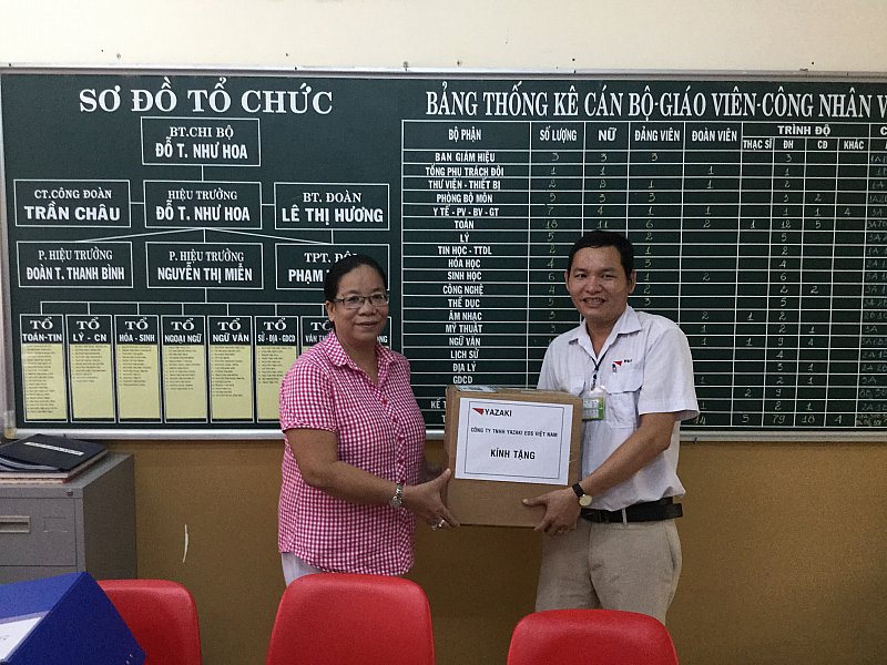 Cô Đỗ Thị Như Hoa - hiệu trưởng nhận quà từ Công ty YAZAKI EDS VN