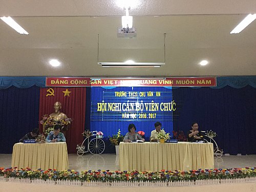 Đoàn chủ tịch và thư ký hội nghị