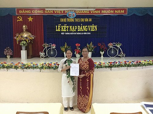 Cô Đỗ Thị Như Hoa - Bí thư chi bộ - Hiệu trưởng nhà trường trao quyết định kết nạp