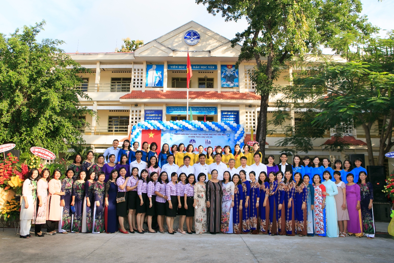 Tập thể giáo viên nhà trường