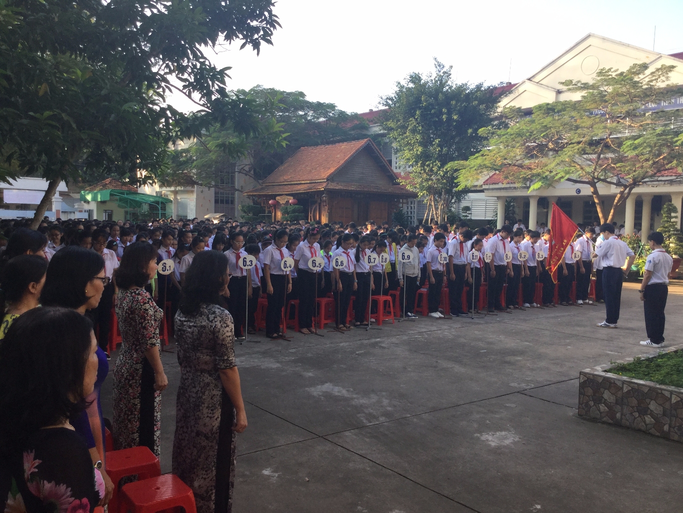 Toàn thể CB, GV, CNV và học sinh nhà trường mặc niệm