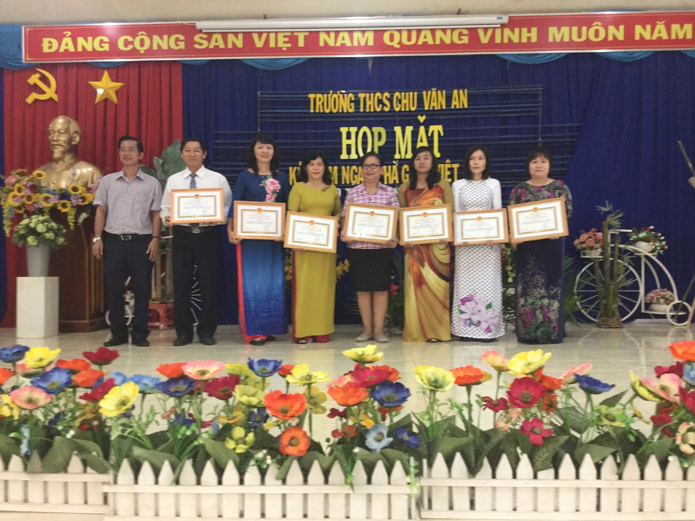 Sinh hoạt ngày Nhà Giáo Việt Nam
