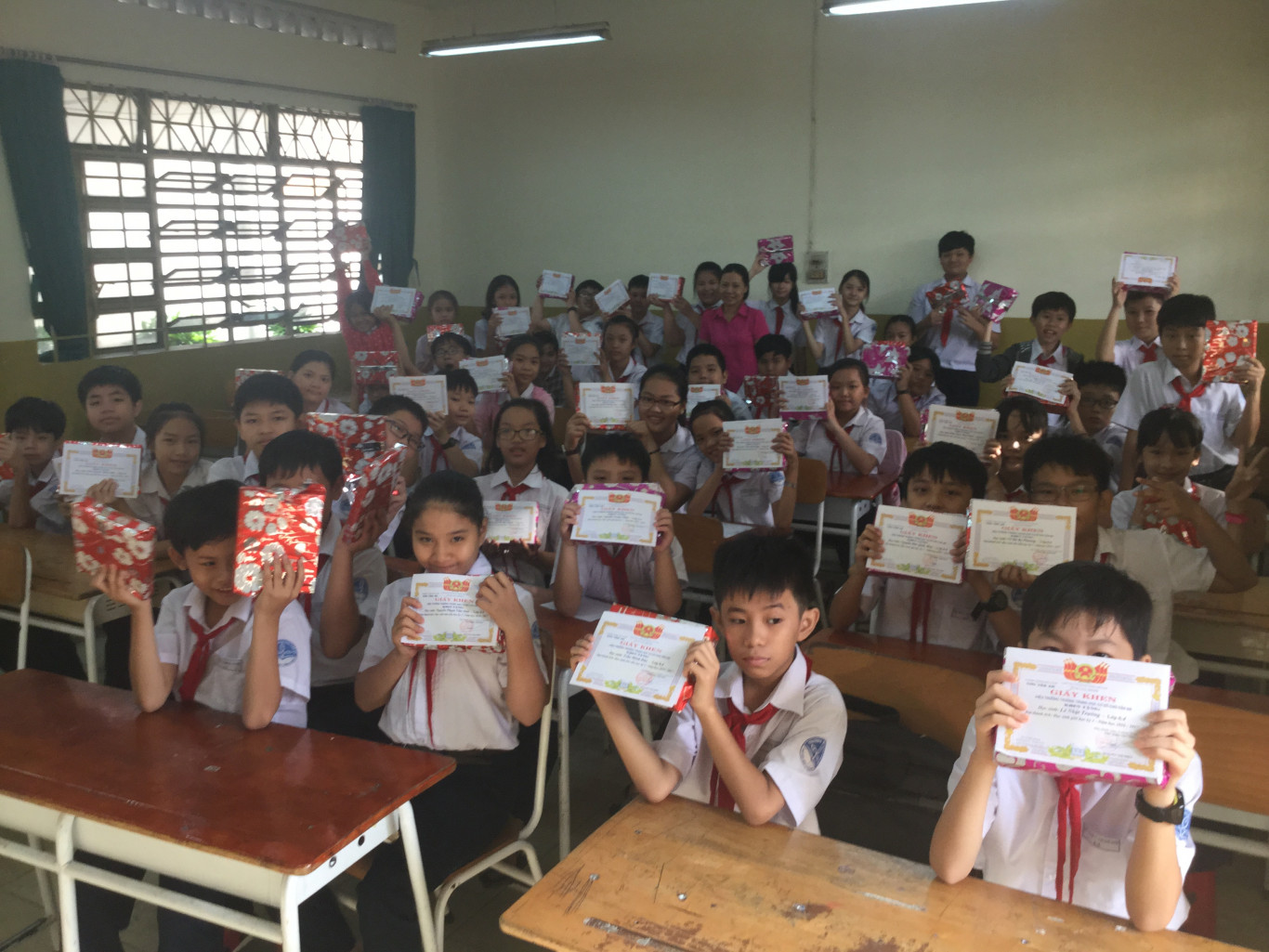Học sinh nhận thưởng cuối học kỳ 1