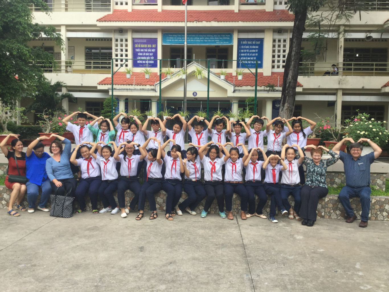 Học sinh  hồ hởi thể hiện với các vị khách quốc tế