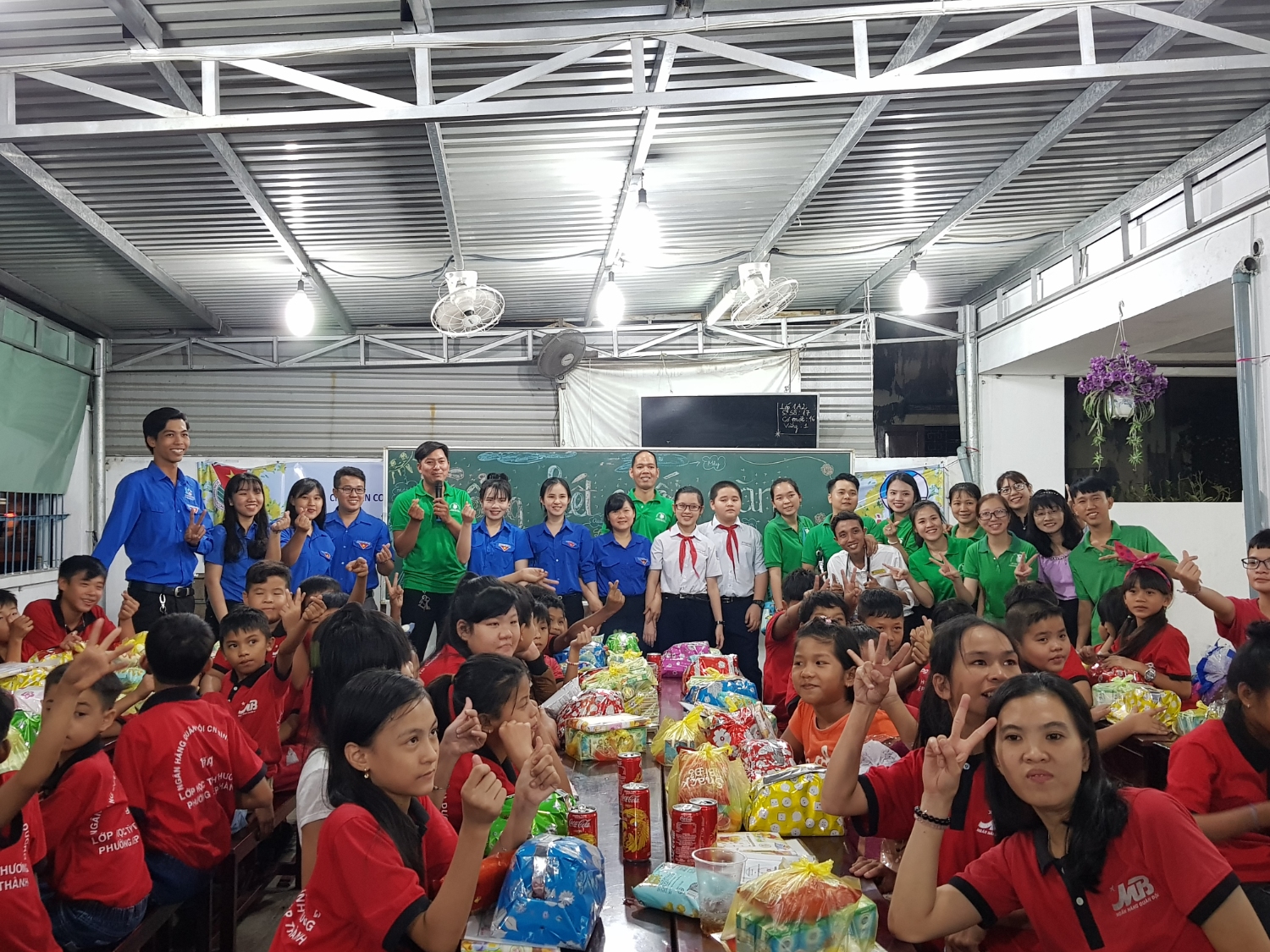 Xuân yêu thương chia sẻ niềm vui cùng các bạn lớp học tình thương- Phường Hiệp Thành