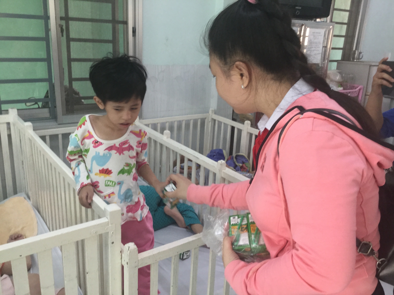 Thăm và tặng quà tại Trung tâm bảo trợ xã hội tỉnh.