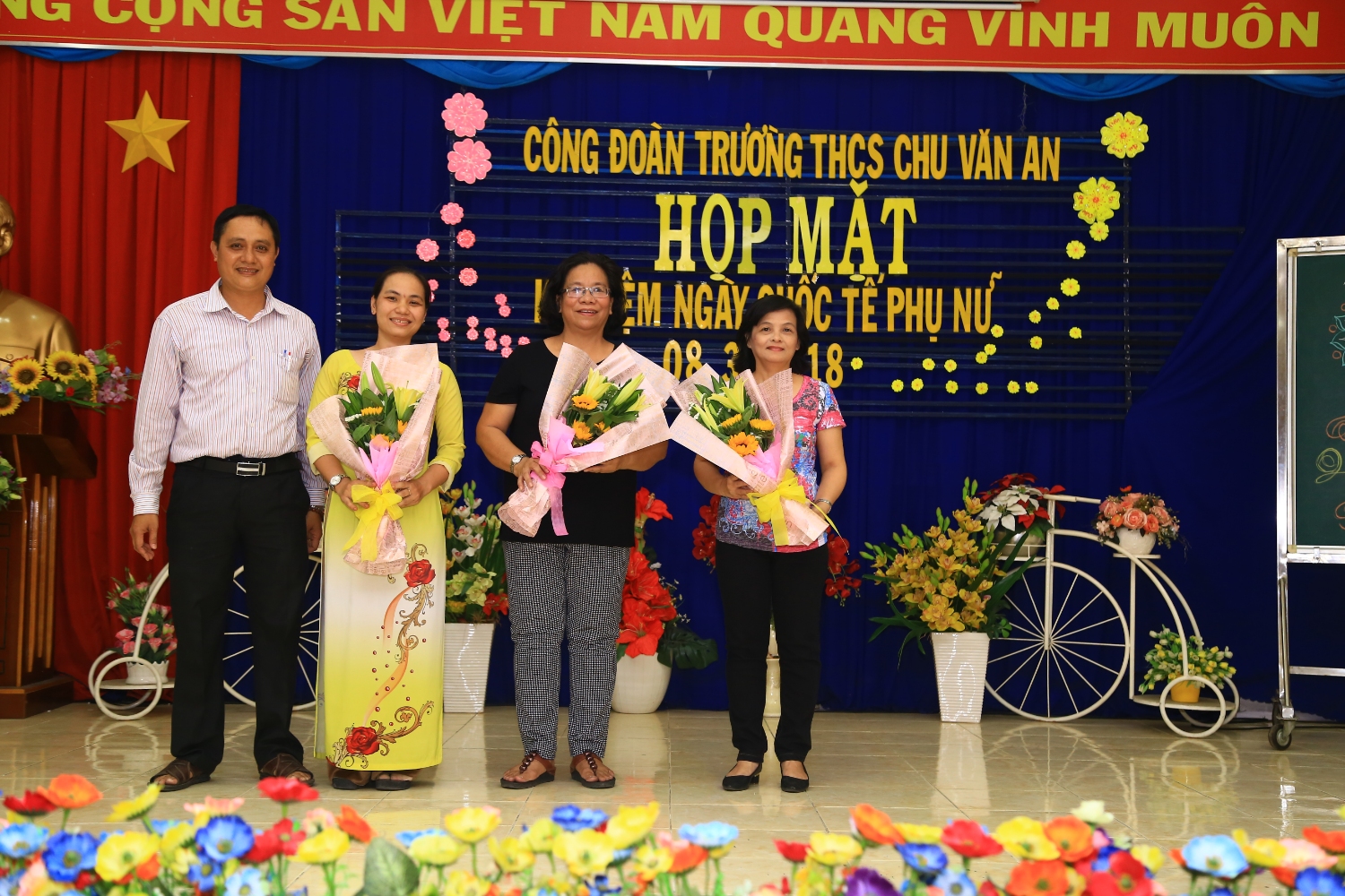 Phó Chủ tịch Công đoàn tặng hoa 3 nữ tướng của trường