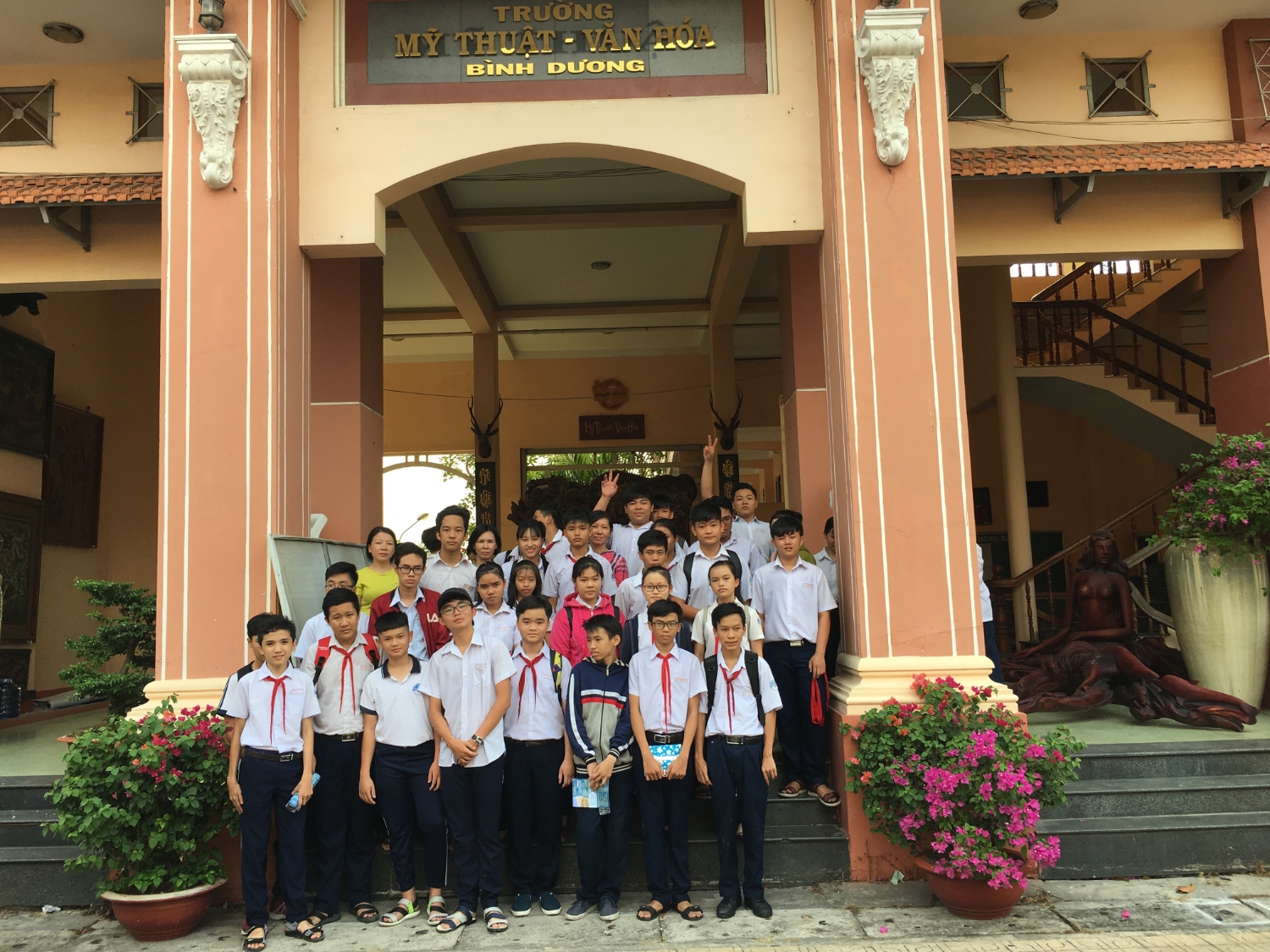 Tham quan trường trung cấp Mỹ thuật - Văn hoá Bình Dương