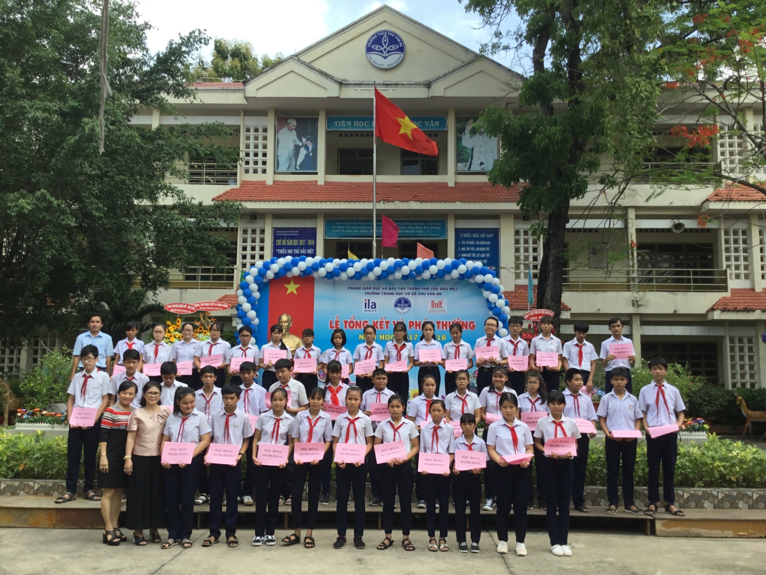 Danh sách học sinh vượt khó nhận học bổng năm học 2018 - 2019