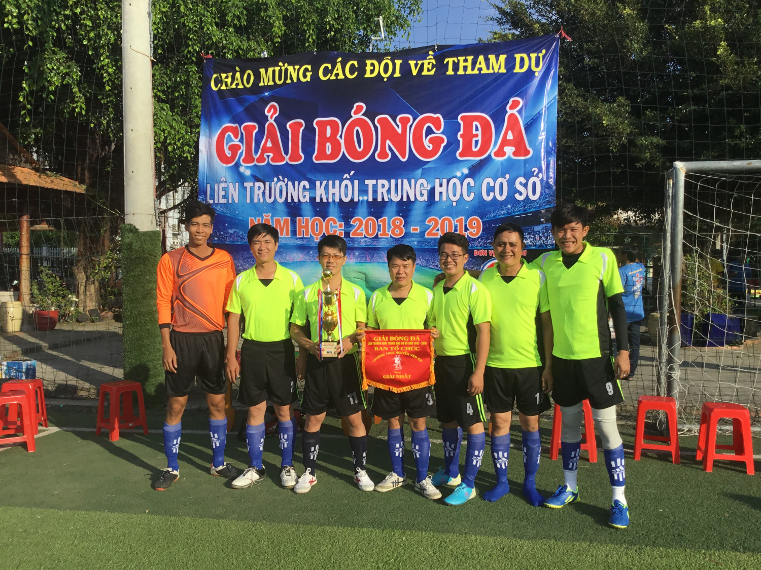 Mơ ước của "tuyển thủ nam THCS Chu Văn An" giành cup vô địch. Năm nay xin mượn chụp hình. Vui!.